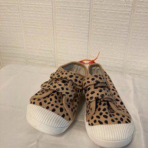 NWT Little girls Poko dot shoes size 9 with Velcro straps